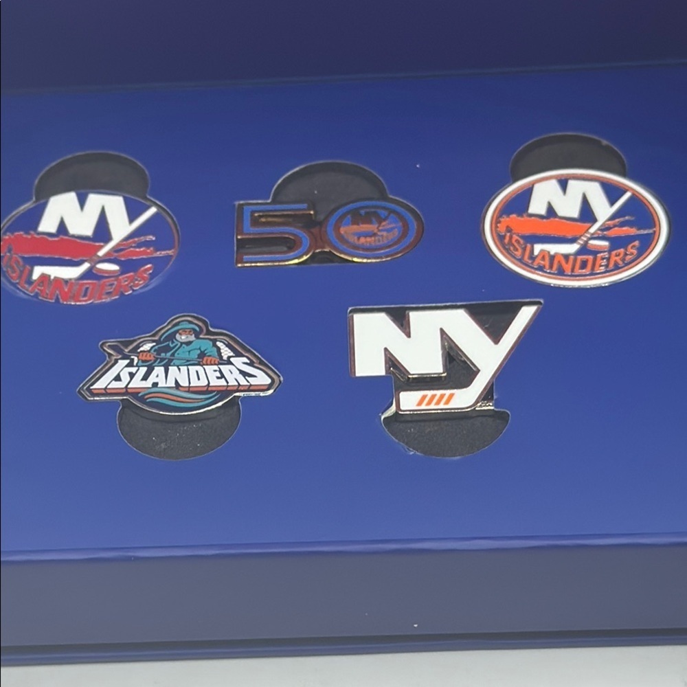 NY Islanders 50th anniversary Commemorative Pin Set with Blue and Orange Box - Picture 4 of 6